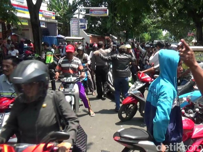 Nelayan di Probolinggo Tuntut Cari Ikan dengan Jaring Cantrang Nelayan di Probolinggo Tuntut Cari Ikan dengan Jaring Cantrang