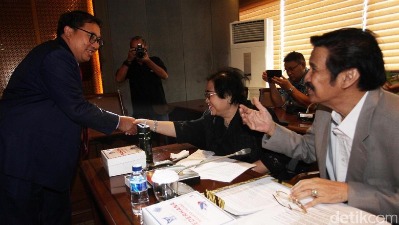Fadli Zon akan Sampaikan Aduan Rachmawati ke Presiden dan Kapolri Fadli Zon akan Sampaikan Aduan Rachmawati ke Presiden dan Kapolri