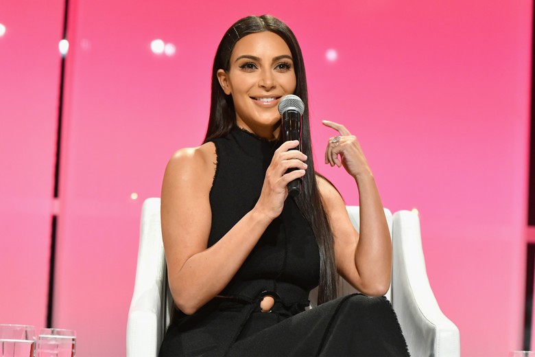 Kim Kardashian Lega 17 Tersangka Perampokan Telah Ditahan Kim Kardashian Lega 17 Tersangka Perampokan Telah Ditahan