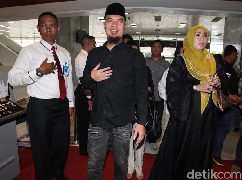 Soal Pasang Foto Nikah dengan Maia, Dhani: Habis Mau Dihapus Sayang! Soal Pasang Foto Nikah dengan Maia, Dhani: Habis Mau Dihapus Sayang!