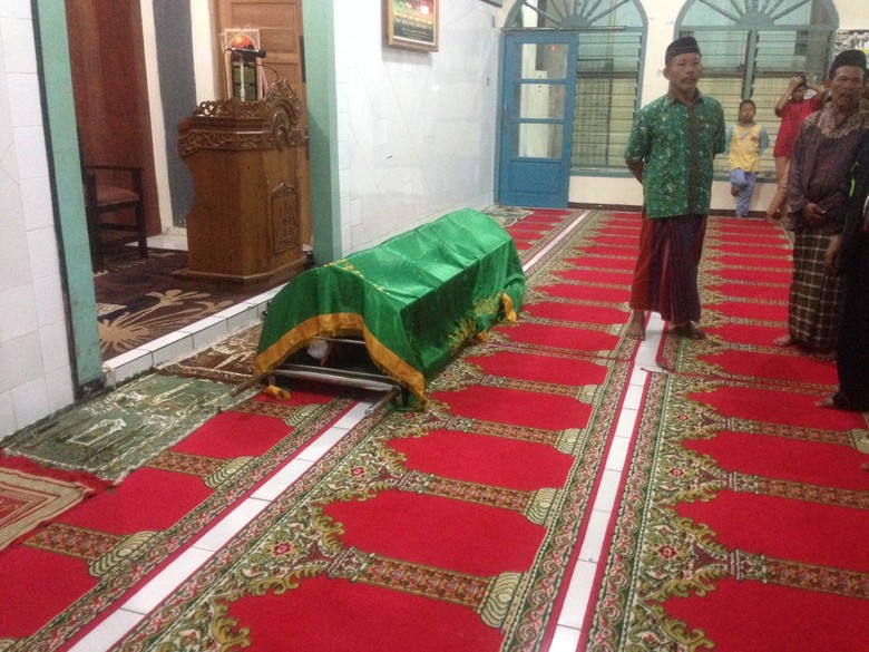 Jenazah Murniati Disambut Isak Tangis Keluarga dan Sahabat Jenazah Murniati Disambut Isak Tangis Keluarga dan Sahabat