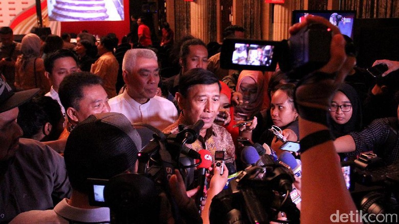 Wiranto Instruksikan Pemain Muda Timba Ilmu di Superliga Badminton Wiranto Instruksikan Pemain Muda Timba Ilmu di Superliga Badminton