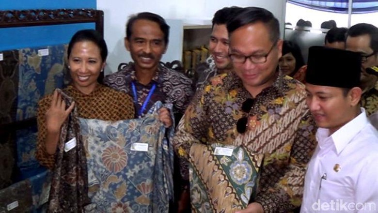 Menteri Rini Kepincut Batik Trenggalek Menteri Rini Kepincut Batik Trenggalek