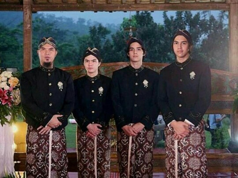 Reaksi Al, El dan Dul Saat Ahmad Dhani Posting Foto Pernikahan dengan Maia Reaksi Al, El dan Dul Saat Ahmad Dhani Posting Foto Pernikahan dengan Maia
