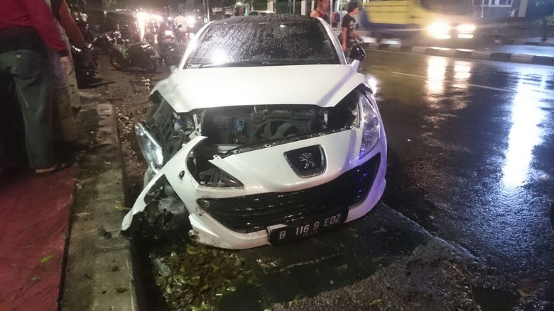 Kecelakaan 2 Mobil di Pasar Minggu, Peugeot Putih Rusak Parah Kecelakaan 2 Mobil di Pasar Minggu, Peugeot Putih Rusak Parah