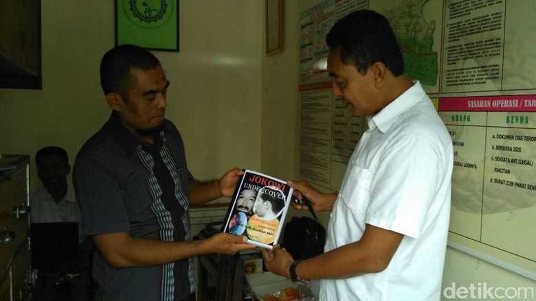 TKI Asal Kebumen Serahkan Buku Jokowi Undercover ke Polisi TKI Asal Kebumen Serahkan Buku Jokowi Undercover ke Polisi