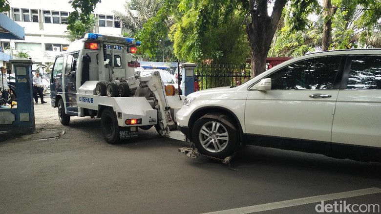 7 Mobil  Diderek Gara gara Parkir  Sembarangan di Kelapa Gading