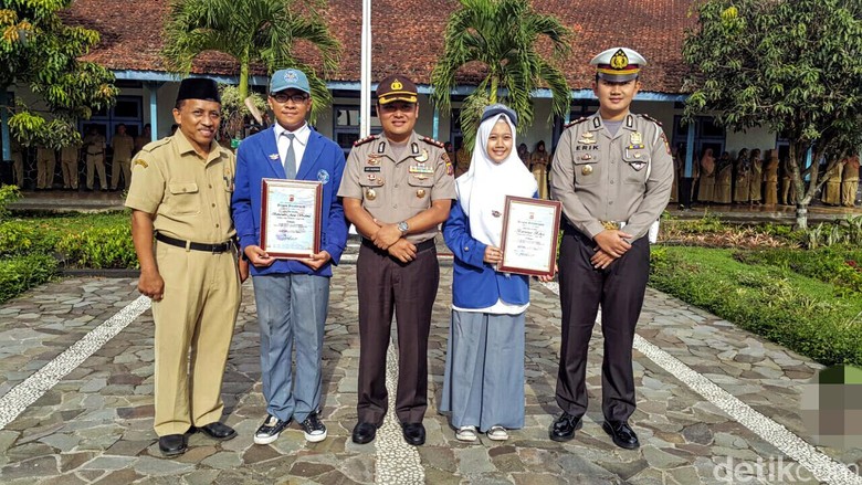 2 Siswa Ini Rajin Ingatkan Temannya Tidak Nyetir Sebelum Ada SIM 2 Siswa Ini Rajin Ingatkan Temannya Tidak Nyetir Sebelum Ada SIM