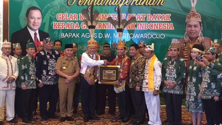 Agus Marto Diangkat Jadi Warga Kehormatan Masyarakat Dayak Agus Marto Diangkat Jadi Warga Kehormatan Masyarakat Dayak