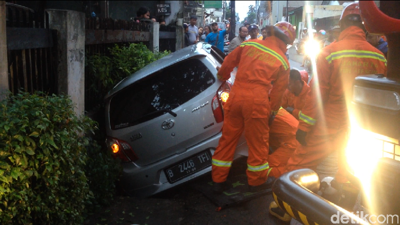 Ada Mobil Terperosok di Cipinang Muara, Akses Sempat Ditutup Ada Mobil Terperosok di Cipinang Muara, Akses Sempat Ditutup