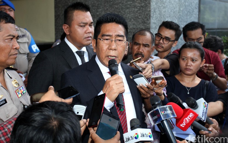 Politikus PDIP Henry Yoso Minta KPK Dibekukan Politikus PDIP Henry Yoso Minta KPK Dibekukan