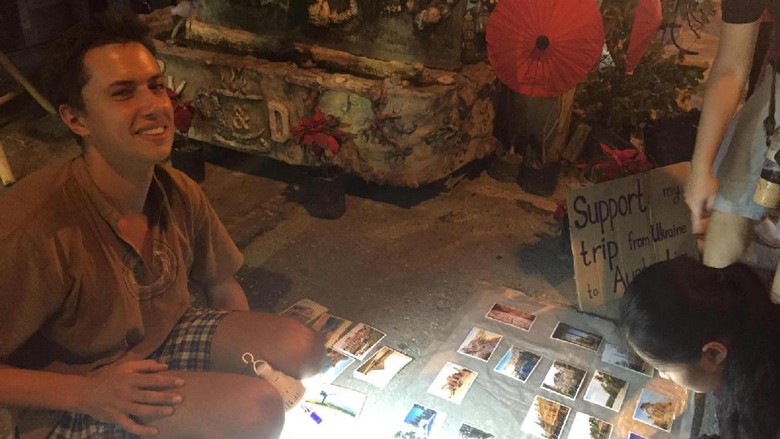 Dimitri, yang menjual foto-foto travelingnya demi bisa traveling (Andi Annisa/detikTravel) Dimitri, yang menjual foto-foto travelingnya demi bisa traveling (Andi Annisa/detikTravel)