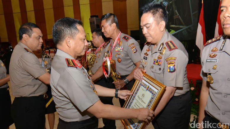 Kapolri Beri Penghargaan ke 5 Kapolres Terbaik Kapolri Beri Penghargaan ke 5 Kapolres Terbaik