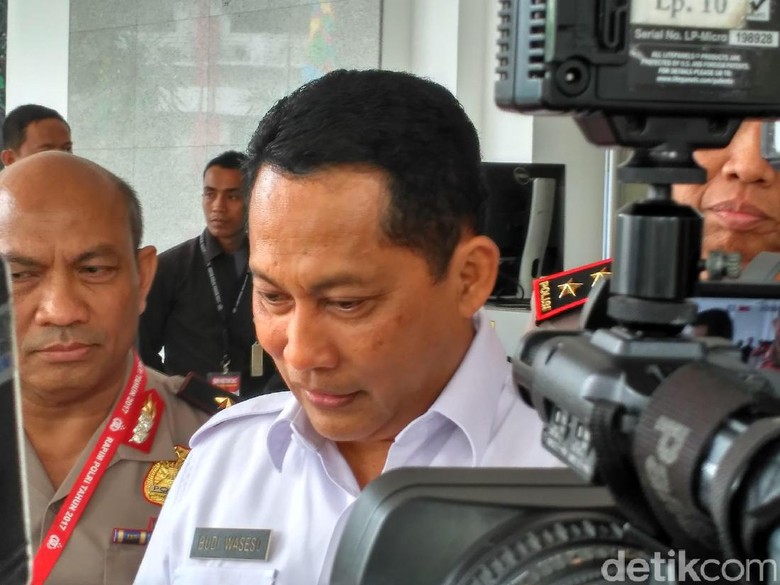 Jenguk Julia Perez di RSCM, Buwas Beri Dukungan Moril Jenguk Julia Perez di RSCM, Buwas Beri Dukungan Moril