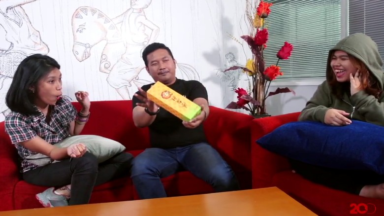 Video TravelChat terbaru, unboxing Pineapple Cake dari Taiwan (dok Travel Chat) Video TravelChat terbaru, unboxing Pineapple Cake dari Taiwan (dok Travel Chat)