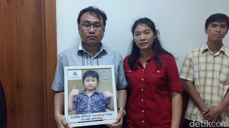 Siswa Tewas Tenggelam di Sekolah, Guru Bersimpuh Minta Maaf ke Ortu Siswa Tewas Tenggelam di Sekolah, Guru Bersimpuh Minta Maaf ke Ortu
