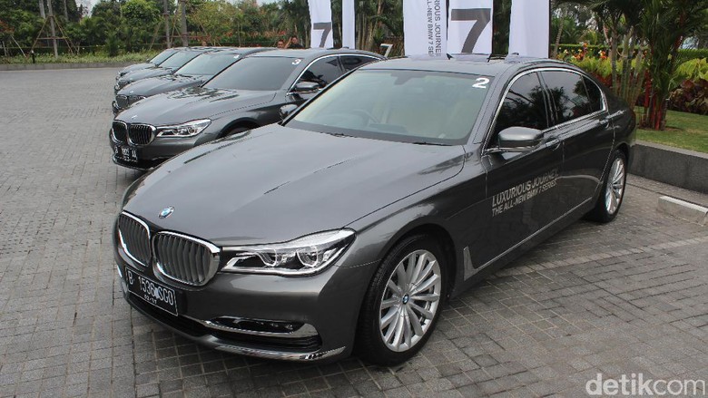 Nyamannya Jadi Penumpang BMW Seri 7 Nyamannya Jadi Penumpang BMW Seri 7