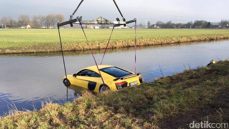 Aduh, Pengemudi Lepas Kendali, Audi R8 V10 Tercebur ke Sungai Aduh, Pengemudi Lepas Kendali, Audi R8 V10 Tercebur ke Sungai