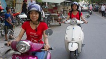 Gadis Kamboja ini Berbisnis Ojek Merangkap Pemandu Wisata