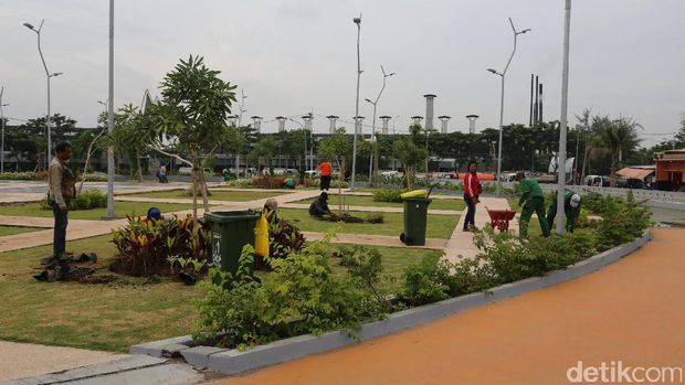 Risma Cek Lokasi Hari Peduli Sampah Nasional di Taman Surabaya