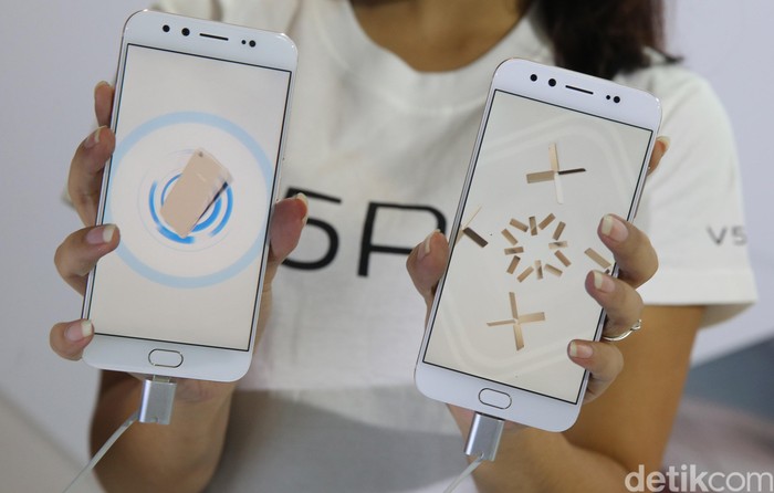 Ilustrasi ponsel Vivo V5 Plus (Foto: Ari Saputra) Ilustrasi ponsel Vivo V5 Plus (Foto: Ari Saputra)