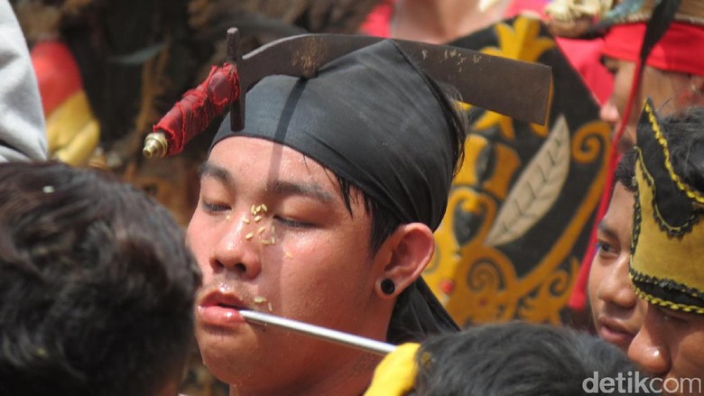 Tatung dengan golok menancap di kepala, sungguh ekstrem! (Fitraya/detikTravel) Tatung dengan golok menancap di kepala, sungguh ekstrem! (Fitraya/detikTravel)