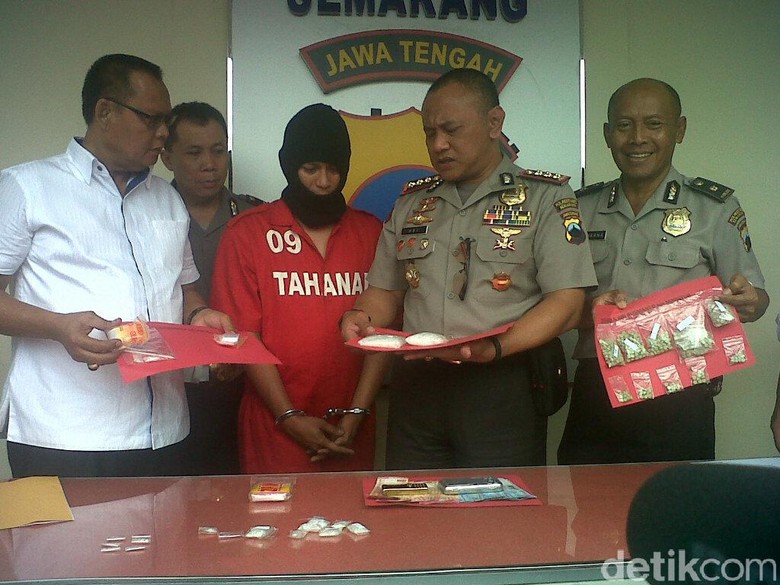 Polisi Tangkap Pengedar Sabu dan Ekstasi di Semarang Polisi Tangkap Pengedar Sabu dan Ekstasi di Semarang