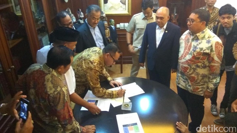 13 Anggota DPR Fraksi Gerindra Usul Pansus Angket Ahok-Gate 13 Anggota DPR Fraksi Gerindra Usul Pansus Angket Ahok-Gate