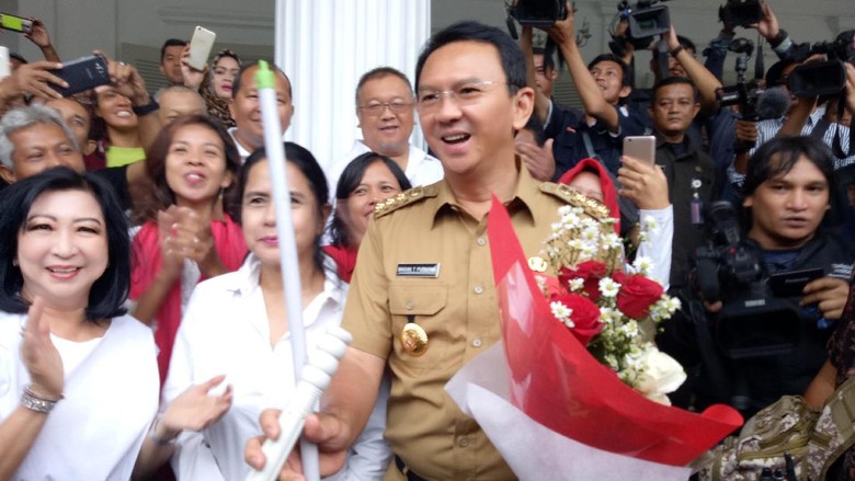 Sapu dan Pengki dari Warga untuk Ahok di Balai Kota Sapu dan Pengki dari Warga untuk Ahok di Balai Kota