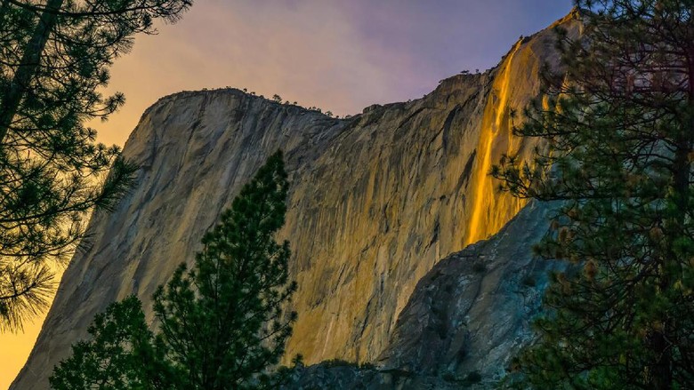Foto: Penampakan air terjun api di AS (Thinkstock) Foto: Penampakan air terjun api di AS (Thinkstock)
