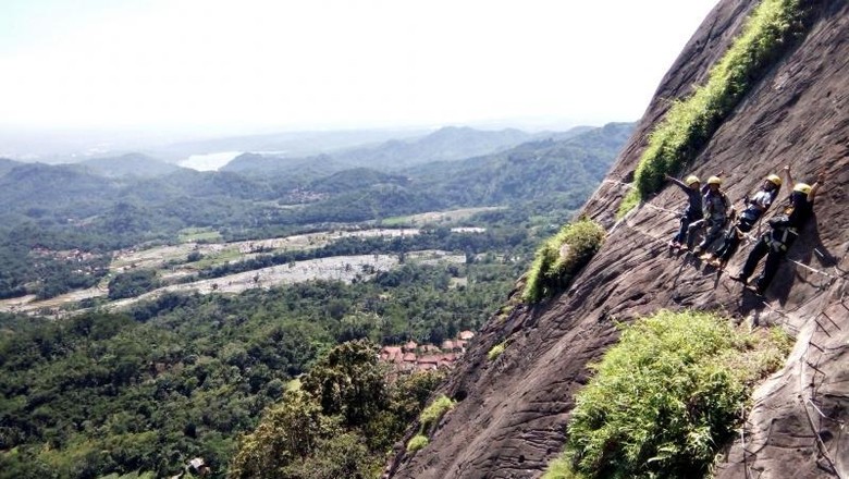 Foto: Via Ferrata Gunung Parang di Purwakarta (rizkichuk/dTraveler) Foto: Via Ferrata Gunung Parang di Purwakarta (rizkichuk/dTraveler)