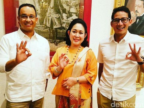 Titiek Soeharto berfoto bersama Anies-Sandiaga dengan pose 3 jari. 