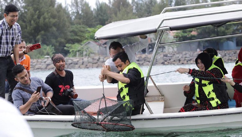 Foto: Ustadz Yusuf Mansyur berwisata Basket Fishing (dok Pemkot Banda Aceh) Foto: Ustadz Yusuf Mansyur berwisata Basket Fishing (dok Pemkot Banda Aceh)