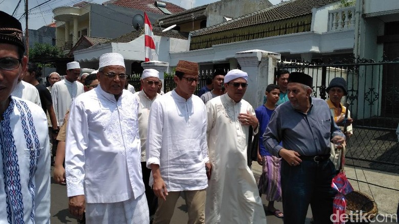 Sandiaga Jumatan dan Salat Jenazah di Masjid Arrohmah Jatinegara