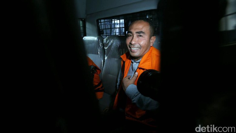 Bupati Buton Bantah Kirim Duit Rp 1 Miliar ke Akil Mochtar Bupati Buton Bantah Kirim Duit Rp 1 Miliar ke Akil Mochtar