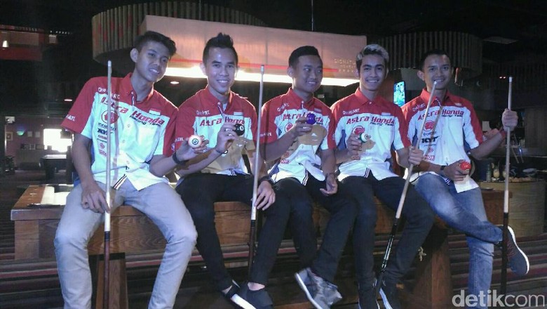 Andi Gilang dkk. Manfaatkan Jeda Latihan di Sirkuit dengan Biliar Andi Gilang dkk. Manfaatkan Jeda Latihan di Sirkuit dengan Biliar