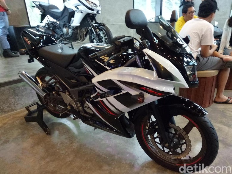 Diler Ini Punya Satu Unit Ninja 2 Tak Diler Ini Punya Satu Unit Ninja 2 Tak