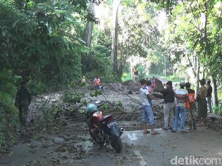 10 Titik Longsor di Lereng Penanggungan Tutup Jalur Antar Kecamatan 10 Titik Longsor di Lereng Penanggungan Tutup Jalur Antar Kecamatan
