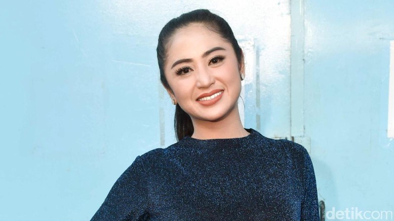 Besarnya Tekanan Artis hingga Bunuh Diri, Dewi Persik Jadi Nama Jalan Besarnya Tekanan Artis hingga Bunuh Diri, Dewi Persik Jadi Nama Jalan