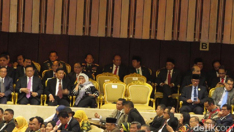 Saat Prabowo Hormat ke Wiranto dan Salami SBY di DPR Saat Prabowo Hormat ke Wiranto dan Salami SBY di DPR