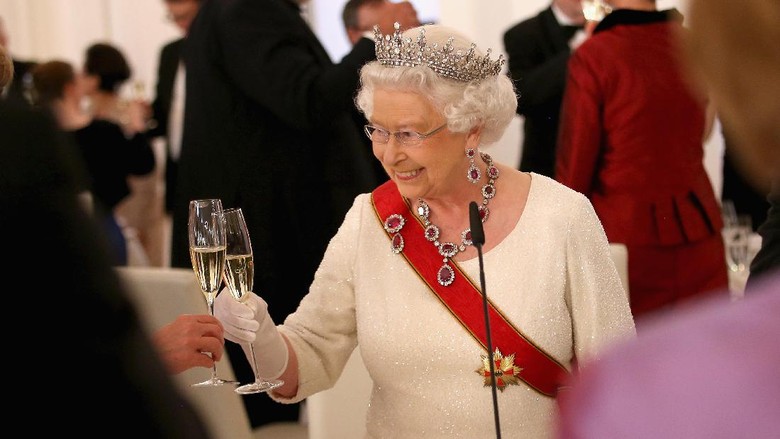 Ratu Elizabeth II Rayakan Ulang Tahun ke-91 dengan Sederhana Ratu Elizabeth II Rayakan Ulang Tahun ke-91 dengan Sederhana