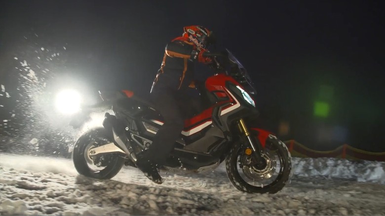 Aksi Marquez di Atas Salju Bersama Skuter Petualang Honda X-ADV Aksi Marquez di Atas Salju Bersama Skuter Petualang Honda X-ADV