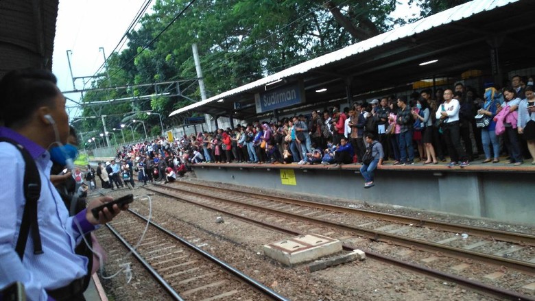 KRL Gangguan Pantograf, Penumpang Menumpuk di Stasiun Sudirman KRL Gangguan Pantograf, Penumpang Menumpuk di Stasiun Sudirman