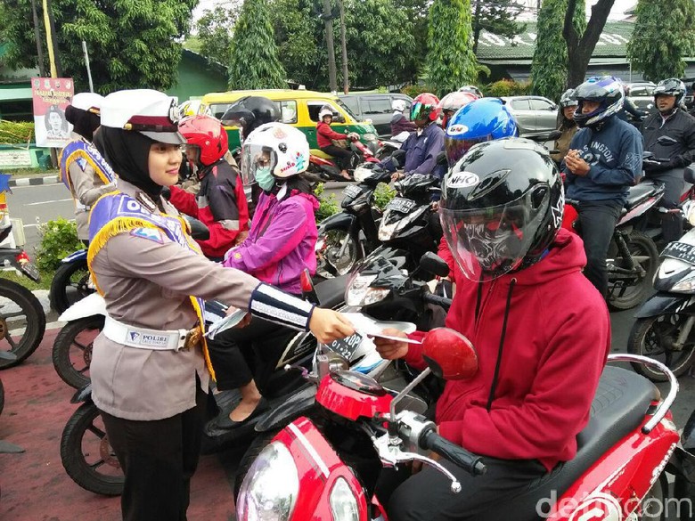 Bagikan Masker, Operasi Simpatik di Tangerang Libatkan Ojek Online Bagikan Masker, Operasi Simpatik di Tangerang Libatkan Ojek Online