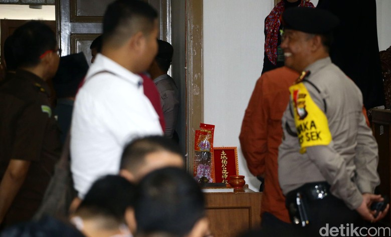 Hio di Ruang Sidang Ahok untuk Alat Penyumpahan Saksi