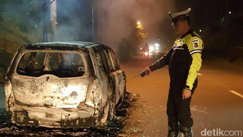 Mobil Terbakar di Jalan Raya Puncak, Pengemudi Tewas Mobil Terbakar di Jalan Raya Puncak, Pengemudi Tewas