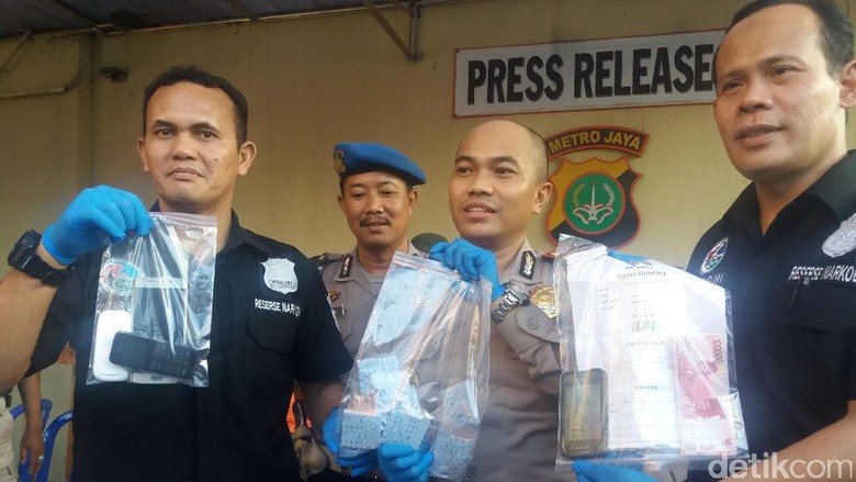 Polisi Sita 490 Pil Ekstasi dari Jaringan Jakarta-Bali Polisi Sita 490 Pil Ekstasi dari Jaringan Jakarta-Bali