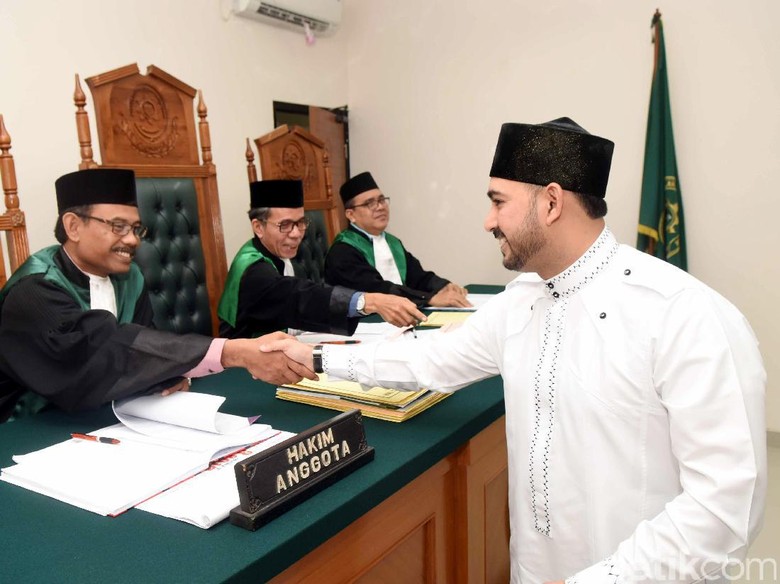 Merasa Dibohongi Terus, Istri Ustad Al Habsyi 2 Kali Minta Cerai Merasa Dibohongi Terus, Istri Ustad Al Habsyi 2 Kali Minta Cerai