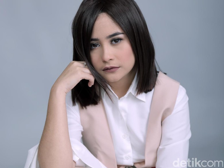 Prilly Latuconsina Buatkan Akun Instagram untuk Tokoh Putih Prilly Latuconsina Buatkan Akun Instagram untuk Tokoh Putih