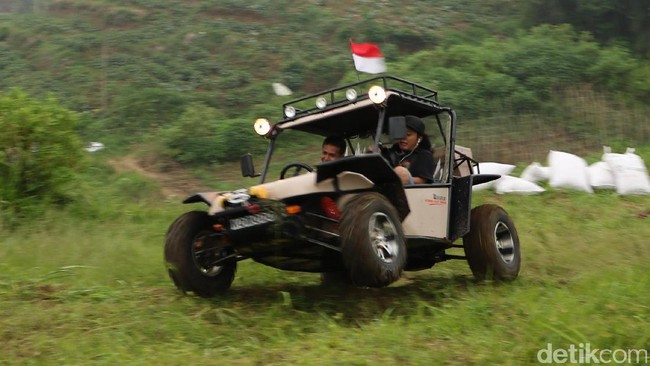 Melibas Medan Berat dengan Nyaman di Atas Mobnas Fin Komodo Melibas Medan Berat dengan Nyaman di Atas Mobnas Fin Komodo